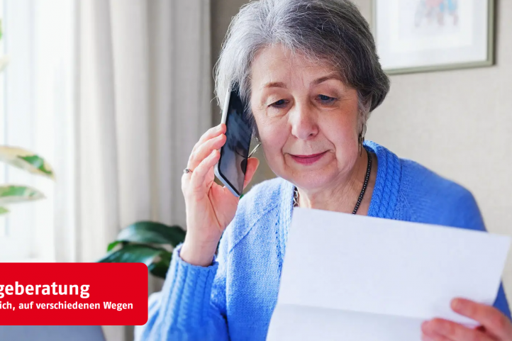 Eine ältere Frau hält Dokumente in der Hand und telefoniert mit einem Smarpone. Dazu der Text: Pflegeberatung, Fachlich, vertraulich, auf verschiedenen Wegen
