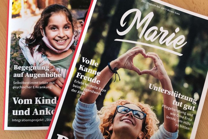 Zwei Magazine mit dem Titel "Marie" liegen auf einem Tisch 