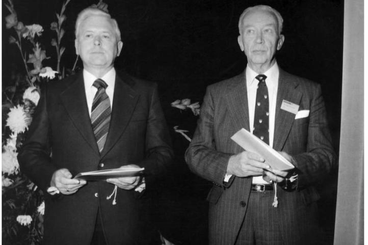 Karl-Heinz Thiel und Dr. Arne Bruusgaard - Marie-Juchaz-Plakette, 1977