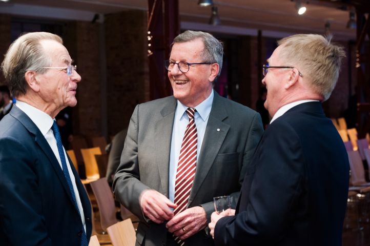 AWO Präsident Wilhelm Schmidt mit Franz Müntefering und Falk Hensel im Gespräch