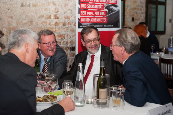 Buffet beim Neujahrsempfang mit Promis Wilhelm Schmidt Manfred Ragati und Franz Müntefering