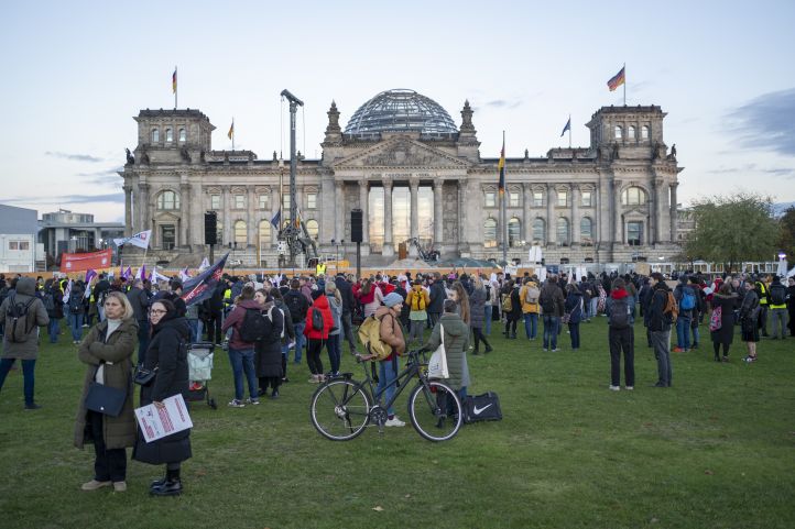 Menschen bei der Protestkundgebung gegen den Sparhaushalt vor dem Bundestag