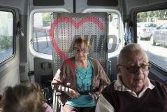Mehrere alte Menschen Seniorinnen und Senioren im Rollstuhl fahren im Auto
