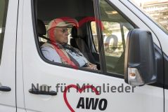 Ein alter Mann Senior sitzt in einem Auto der AWO