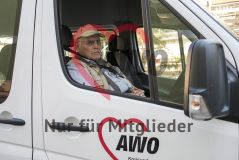 Ein alter Mann Senior sitzt in einem Auto der AWO und blickt in die Kamera