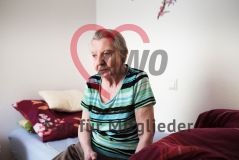 Eine alte Frau Seniorin sitzt im Bett eines Pflegeheims