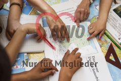 Mehrere Hände zeichen auf eine Karte Deutschlandkarte
