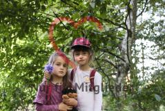 zwei Mädchen, eins davon mit AWO-Käppi, im Wald